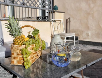 AMORE RENTALS - Apartment Terrazza Tasso with Private Garden, External Private Hot Tub in Piazza Tasso 5