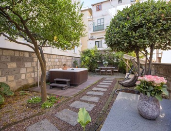 AMORE RENTALS - Apartment Terrazza Tasso with Private Garden, External Private Hot Tub in Piazza Tasso 5