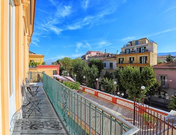 AMORE RENTALS - Apartment Terrazza Tasso with Private Garden, External Private Hot Tub in Piazza Tasso 4