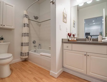 Enchanting 1 Bedroom Home in Heart of Seattle! + Pool & Parking 3