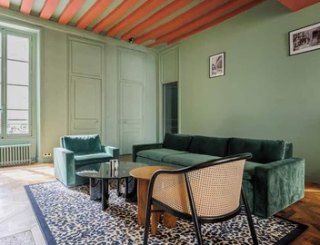 EXCEPTIONAL LOCATION & STEPS AWAY FROM ICONIC NOTRE DAME - RUE CHANOINESSE 5