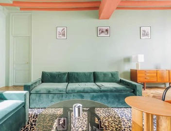 EXCEPTIONAL LOCATION & STEPS AWAY FROM ICONIC NOTRE DAME - RUE CHANOINESSE 3