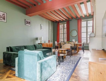 EXCEPTIONAL LOCATION & STEPS AWAY FROM ICONIC NOTRE DAME - RUE CHANOINESSE 2