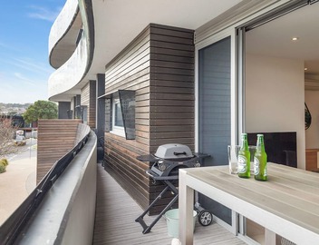 Set right in the heart of Main Street Mornington and short stroll to the beach! 3