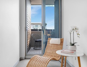 Set right in the heart of Main Street Mornington and short stroll to the beach! 2