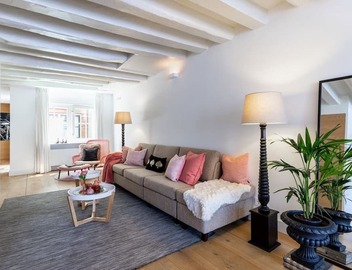 Beautiful large apartment at one of the most desirable locations on the famous Prinsengracht. 4