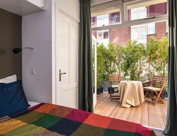 Luxury Long Stay Apartment with canal view located in the historic old center of Amsterdam. 4