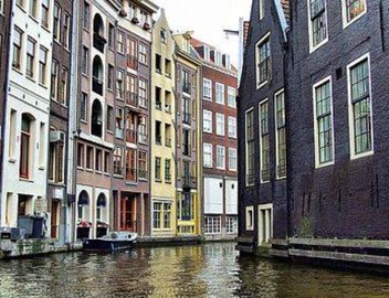 Luxury Long Stay Apartment with canal view located in the historic old center of Amsterdam. 5