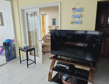 Lovely Beachfront Condo overlooking the Ocean, private jacuzzi, balcony & pool 2