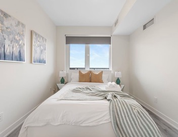 Brand new luxury 1 bedroom 1 bathroom condo in heart of Toronto 4