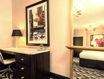 Ideal Mix of Comfort and Value! 4 Comfortable Units, Near Ohio Street Beach 5