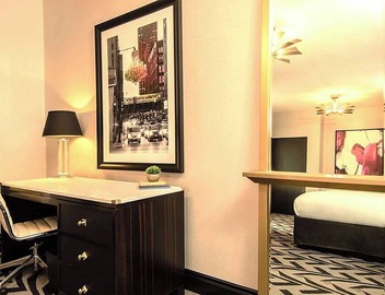 Ideal Mix of Comfort and Value! 4 Comfortable Units, Near Ohio Street Beach 2