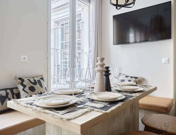 Modern 2 bedrooms apartment Le Marais/Beaubourg 3