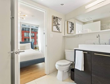 Stylish 3BD Chinatown Condo | Rooftop & City Views 3