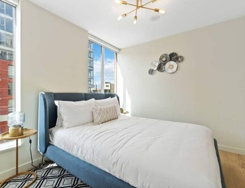 Stylish 3BD Chinatown Condo | Rooftop & City Views 5