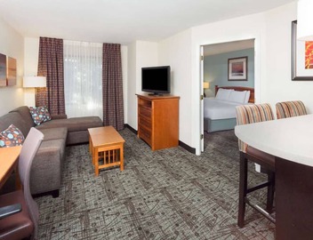 Look No More! Contemporary 1BR Suite with Full Kitchen, Pets are Welcome! 3