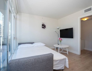 Yaletown Condo: Modern 1BR+Den | Air Conditioning | Free Parking | Seawall 4