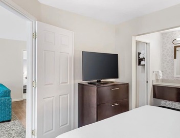 Best Place to Stay in Chatsworth! Full Kitchen, Swimming Pool, Free Breakfast! 3