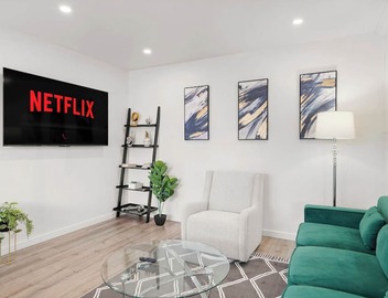 Luxury Escape w/Private Balcony & Free Parking #3 5