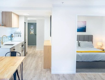The Downtown by Beyonder by Beyonder - Stylish 2-Bedroom Coastal Apartment with Balcony, Walking Distance to Mount Maunganui Beach, Secure Parking, Ideal for Couples and Families 2