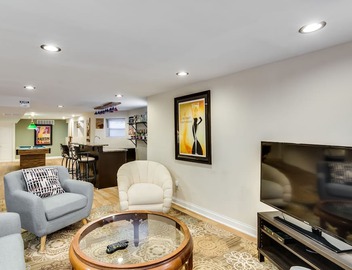 Perfect for Groups! Steps to the Beach and Room for All! Enjoy All Andersonville Has to Offer! by AllSet Turnover 4