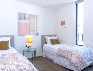 Cosmo Stays- 3BR Penthouse Apartment. Incredible City Views. Free Parking. 5