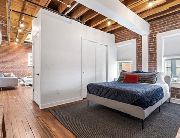 Oak Loft #6 + Walkable to Downtown + Parking 4