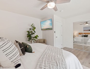 Beautiful Remodeled Condo With Patio Near West Beach 5