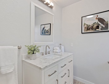 Beautiful Remodeled Condo With Patio Near West Beach 5