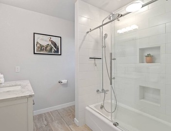 Beautiful Remodeled Condo With Patio Near West Beach 4