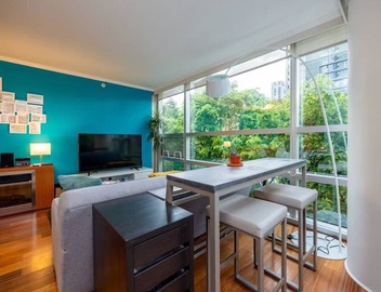 Sunny Downtown Treehouse, Stroll to English Bay 4