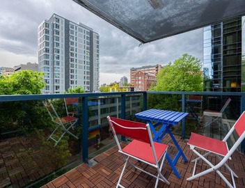 Sunny Downtown Treehouse, Stroll to English Bay 5