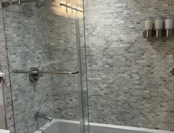 2BD Downtown Vancouver Condo with Free Parking+AC 5