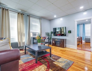 Updated Apt w/Shared Yard: Near Events & Boston 4