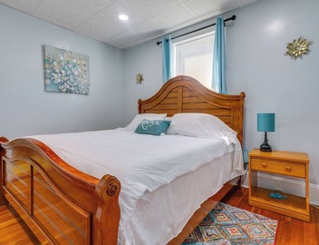 Updated Apt w/Shared Yard: Near Events & Boston 4
