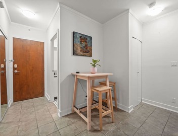 Urban Oasis! Sleeps 4/Big Private Patio/Fast Wifi 3