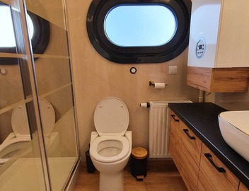 Stylish, Brand-new Houseboat in Monnickendam, Near Amsterdam 4