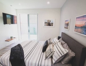 *NEW 2BR DESIGNER TOWNHOUSE WALK 2 UNIVERSAL!* 2