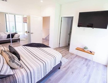 *NEW 2BR DESIGNER TOWNHOUSE WALK 2 UNIVERSAL!* 4