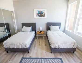 *NEW 2BR DESIGNER TOWNHOUSE WALK 2 UNIVERSAL!* 5