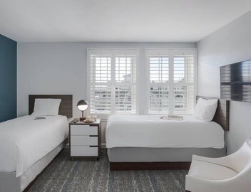 Wyndham Newport Onshore|2BR/2BA Balcony King Suite 2