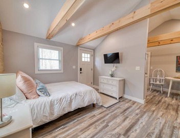 Lovely Studio with Full Kitchen + Private Deck! 3