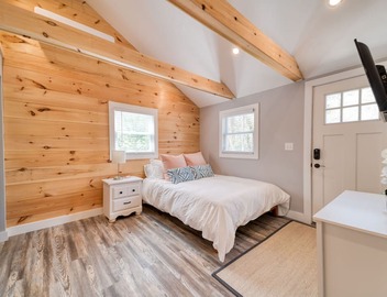 Lovely Studio with Full Kitchen + Private Deck! 5