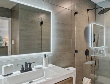 Superhost 5 Star Service with 2 Bedrooms 5