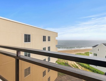 Condo Room 606 Lovely beach and pier view from this cozy 1 bedroom! 2