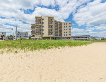Condo Room 606 Lovely beach and pier view from this cozy 1 bedroom! 3