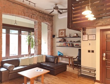 Heritage Gastown Loft w/Hot Tub & Steam Room 2