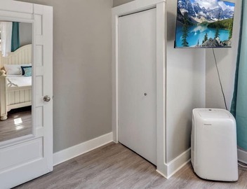 94 WalkScore | King Bed | Capitol Hill Beachy Apt 2