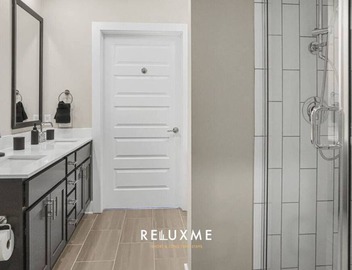Reluxme| Uptown 2BR Condo w/Skyline View & Sauna 3