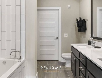 Reluxme| Uptown 2BR Condo w/Skyline View & Sauna 5
